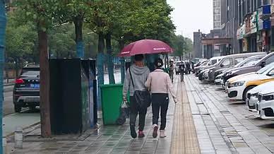 升格雨中撑伞的情侣雨中情侣视频的预览图